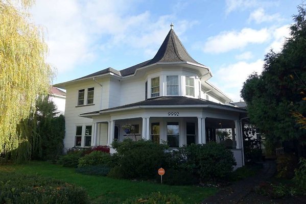 Maple Ridge - Hill House – Dumouchel Residence 9992 240th St